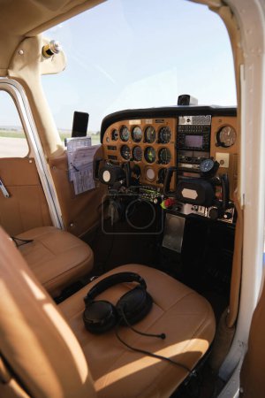 Foto de Foto de stock del interior de la cabina en un avión ligero. - Imagen libre de derechos