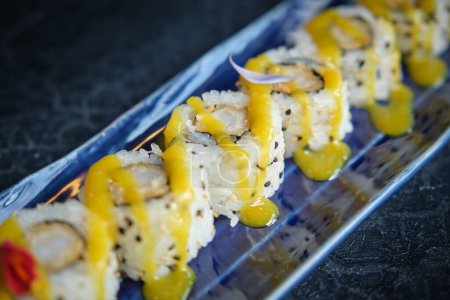 Foto de Deliciosas piezas de sushi con gambas maltratadas y salsa de soja - Imagen libre de derechos