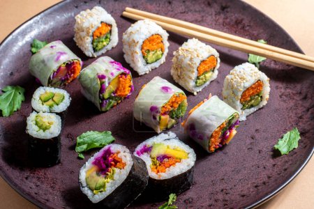 Foto de Plato de sushi vegetal, rico y sabroso surtido de sushi perfecto para comer - Imagen libre de derechos