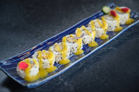 Foto de Deliciosas piezas de sushi con gambas maltratadas y salsa de soja - Imagen libre de derechos