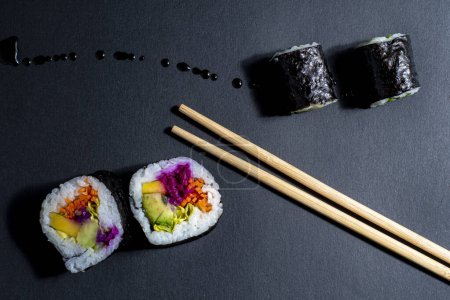 Foto de Buen plato de sushi vegetal, rico y sabroso surtido de sushi perfecto para comer - Imagen libre de derechos