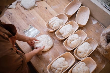 Foto de Masa de pan fermentado en los moldes que descansan para hornear. - Imagen libre de derechos