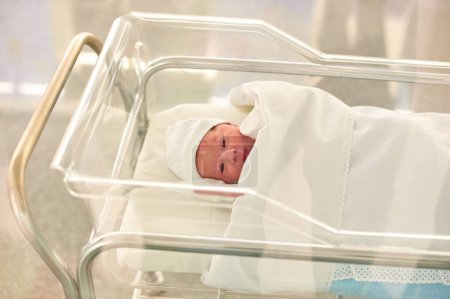 Neugeborenes Baby im Aufwachraum eines Krankenhauses
