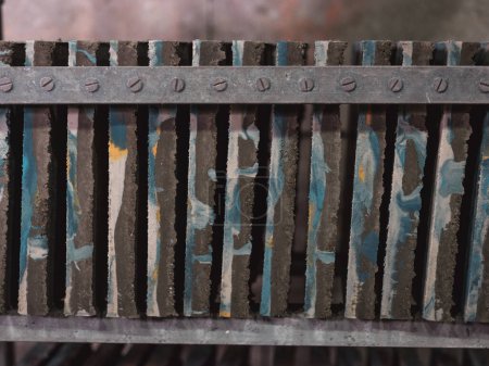 Téléchargez les photos : Ensemble de carreaux de céramique émaillée faits à la main placés sur une étagère métallique dans un atelier artisanal - en image libre de droit