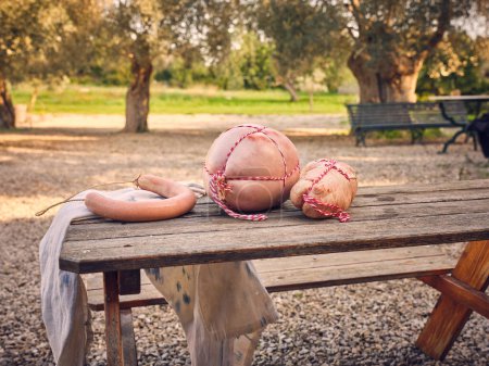 Foto de Vista lateral de chorizo preparado en tripas de cerdo vendaje con cordón culinario colocado sobre mesa de madera en el pueblo de Matanza en Mallorca - Imagen libre de derechos