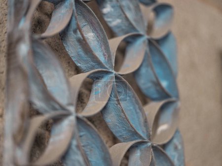 Téléchargez les photos : Gros plan de moule ornemental rugueux en métal pour la fabrication de carreaux fabriqués à la main avec de la peinture bleue placée sur le sol dans l'atelier - en image libre de droit