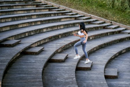 Foto de Joven atlética corriendo por un tramo de escaleras - Imagen libre de derechos