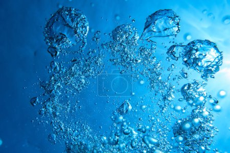 Téléchargez les photos : Arrière-plan plein cadre de figures abstraites faites par beaucoup de bulles d'air dans l'eau bleu foncé - en image libre de droit
