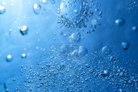 Téléchargez les photos : Fond macro abstrait de bulles rondes de dioxyde de carbone dans l'eau bleue translucide de l'océan - en image libre de droit