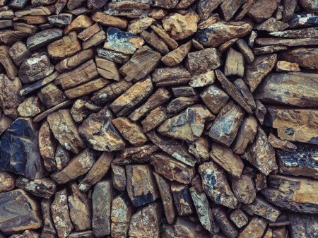 Foto de Marco completo de filas de grandes rocas duras en pila colocadas en el campo - Imagen libre de derechos
