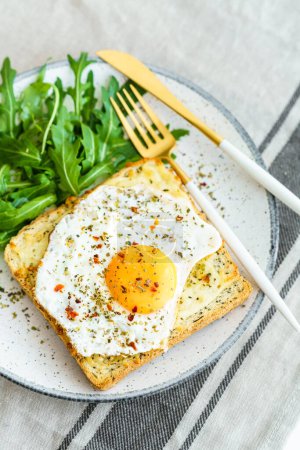Foto de Delicioso desayuno de huevos fritos con tostadas y ensalada. - Imagen libre de derechos