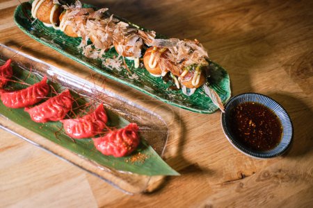 Téléchargez les photos : Photo de stock de délicieuses assiettes de sushi avec des sauces spéciales. - en image libre de droit