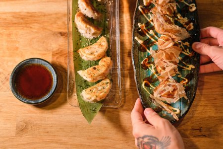 Téléchargez les photos : Photo de stock de délicieuses assiettes de sushi avec des sauces spéciales. - en image libre de droit