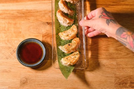 Téléchargez les photos : Photo de stock de délicieuse assiette de sushi avec des sauces spéciales. - en image libre de droit