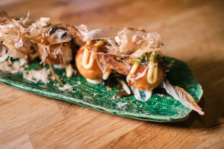 Téléchargez les photos : Photo de stock de délicieuse assiette de sushi avec des sauces spéciales. - en image libre de droit