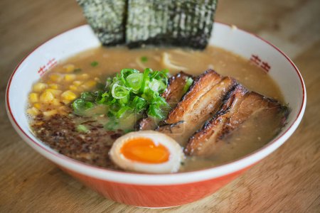Téléchargez les photos : Photo de stock de soupe ramen délicieux avec oeuf bouilli et de la viande dans le restaurant japonais. - en image libre de droit