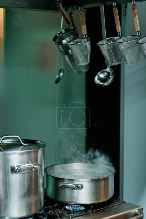 Foto de Foto de stock del interior de la cocina profesional de un restaurante. - Imagen libre de derechos