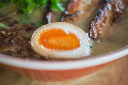 Foto de Foto de stock de deliciosa sopa de ramen con huevo hervido y carne en el restaurante japonés. - Imagen libre de derechos