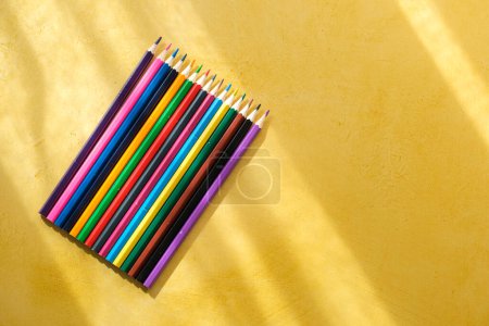 Téléchargez les photos : Crayons de couleur pour crayons de couleur pour dessiner sur un fond jaune sur un fond jaune. Photo de haute qualité - en image libre de droit