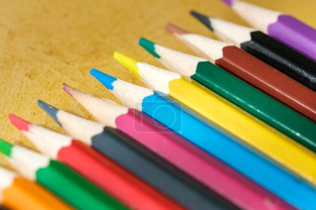 Téléchargez les photos : Crayons de couleur pour crayons de couleur pour dessiner sur un fond jaune sur un fond jaune. Photo de haute qualité - en image libre de droit