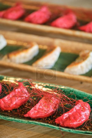 Téléchargez les photos : Photo de stock de délicieuses assiettes de sushi au restaurant japonais. - en image libre de droit