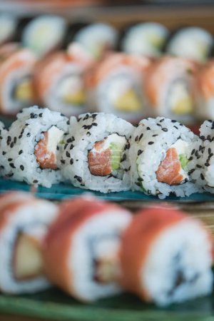 Téléchargez les photos : Photo de stock de délicieuses assiettes de sushi dans le restaurant japonais. - en image libre de droit