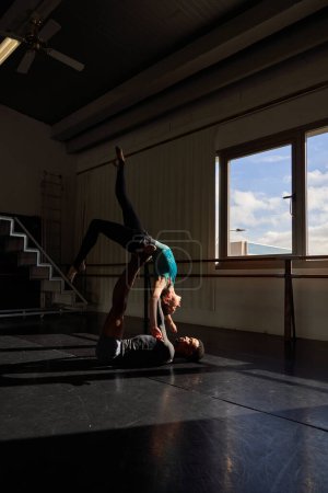 Téléchargez les photos : Couple d'un garçon noir et d'une fille blanche dans une classe de ballet à l'académie - en image libre de droit