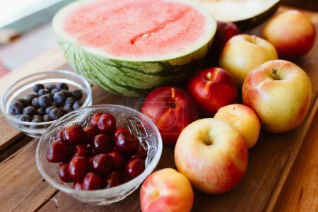 Foto de Deliciosas frutas de verano sobre mesa de madera - Imagen libre de derechos