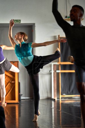 Téléchargez les photos : Des danseurs de ballet se réchauffent et dansent dans une école de danse - en image libre de droit