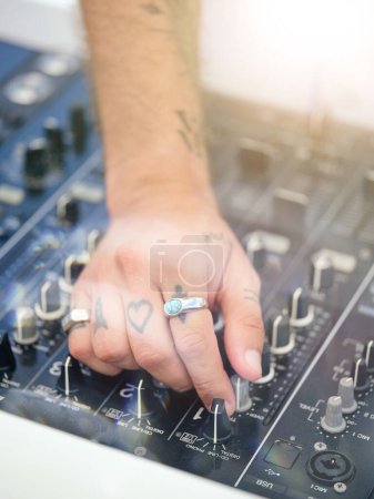 Téléchargez les photos : Grand angle de culture DJ masculin méconnaissable avec tatouages jouant de la musique avec mélangeur DJ - en image libre de droit
