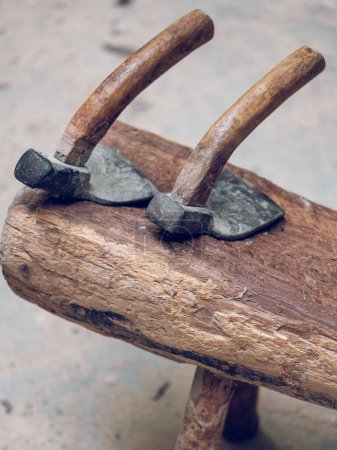 Foto de Herramientas especiales para tallar madera con bordes afilados de metal y asas de madera colocadas en la zona rural del campo - Imagen libre de derechos