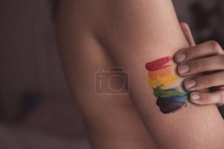 Foto de Atractiva mujer desnuda cubriendo el pecho y dibujando símbolo LGBT - Imagen libre de derechos