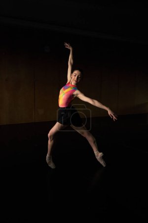 Téléchargez les photos : Réchauffement et répétition d'un danseur de ballet professionnel - en image libre de droit