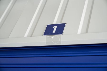 Téléchargez les photos : De dessous du nombre ci-dessous verrouillé volet roulant automatique bleu des articles de stockage dans l'entrepôt moderne - en image libre de droit