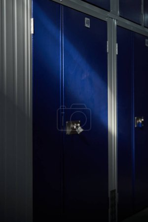 Foto de Armarios azules modernos con candado en filas en la construcción de contenedores - Imagen libre de derechos