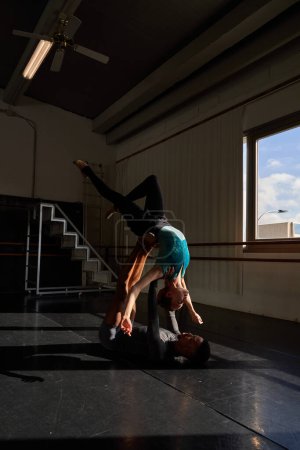 Téléchargez les photos : Couple d'un garçon noir et d'une fille blanche dans une classe de ballet à l'académie - en image libre de droit