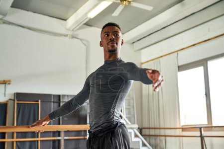 Téléchargez les photos : Boy black dancer in a warm-up and dancing in a ballet class - en image libre de droit