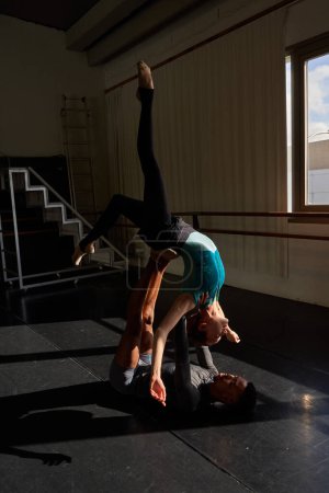 Foto de Pareja de muchacha negra y blanca en una clase que hace un entrenamiento en la academia de ballet. - Imagen libre de derechos