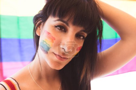 Téléchargez les photos : Femme brune avec symbole LGBT sur le visage - en image libre de droit