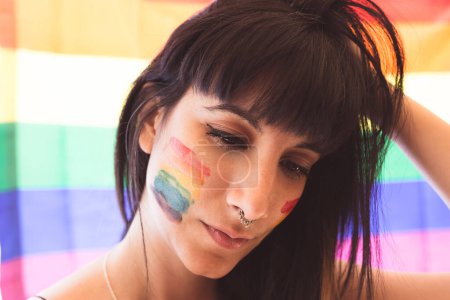 Foto de Mujer morena con símbolo LGBT en la cara - Imagen libre de derechos