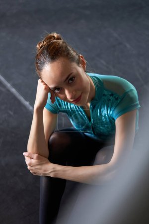 Foto de Retrato fotográfico de una bailarina en ropa deportiva y zapatos de ballet en una academia de baile - Imagen libre de derechos