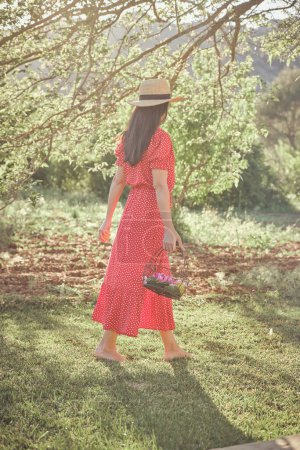 Foto de Cuerpo completo de mujer joven anónima en un paseo sin prisas en el parque de la mañana de vacaciones - Imagen libre de derechos