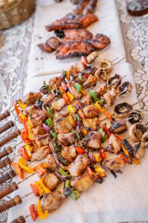 Téléchargez les photos : Vue du dessus de l'assiette avec brochettes bâtonnets de porc aux légumes et chorizo du barbecue - en image libre de droit