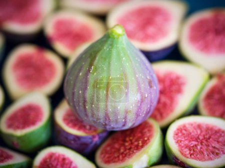 Foto de De arriba primer plano de muchas frutas maduras exóticas sin pelar con corteza verde y púrpura - Imagen libre de derechos