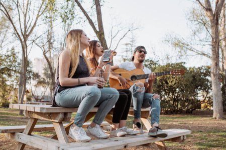 Téléchargez les photos : Des musiciens joyeux s'amusent dans le parc - en image libre de droit