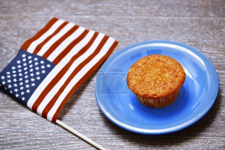Téléchargez les photos : Drapeau américain et gâteau festif sur une assiette - en image libre de droit