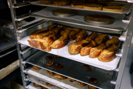 Foto de Bandeja de pastelería con una variedad de productos, incluyendo tostadas francesas en una pastelería - Imagen libre de derechos