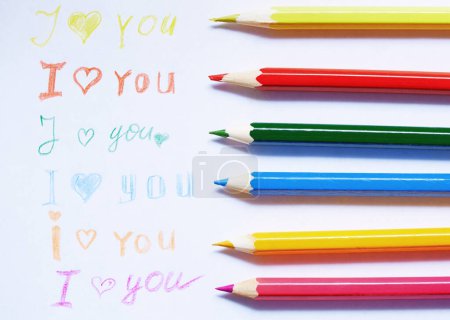 Téléchargez les photos : Papier avec message d'amour et crayons de couleur - en image libre de droit