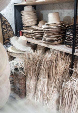 Foto de Algunas pilas de fibra de palmera en un taller de sombreros en Guatemala - Imagen libre de derechos