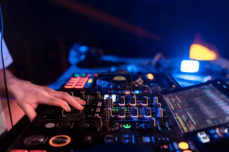 Foto de Vista lateral de cerca de las manos de un joven DJ en el tocadiscos en una discoteca - Imagen libre de derechos